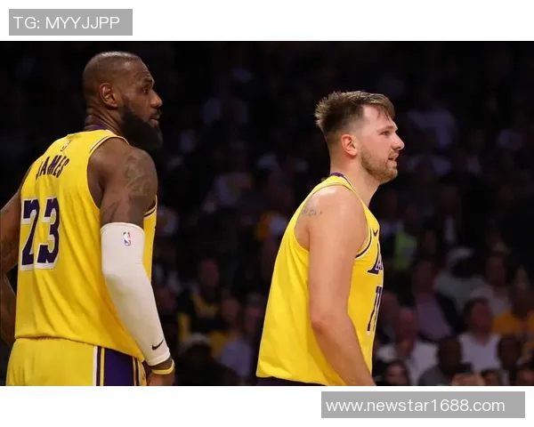 东契奇灵巧突破助攻海斯强势顺下完成精彩暴扣 东契奇灵巧突破助攻海斯强势顺下完成精彩暴扣