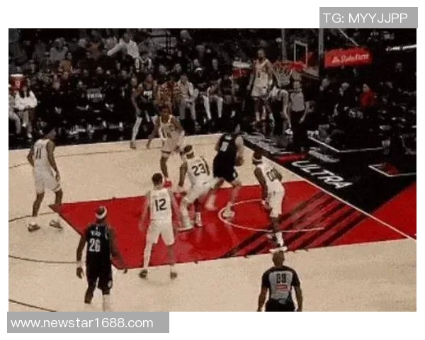 仙人指路!追梦直塞输送炮弹 巴特勒起飞接球潇洒背扣 仙人指路!追梦直塞输送炮弹 巴特勒起飞接球潇洒背扣