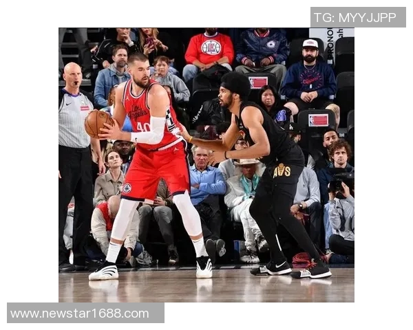 事实证明快船烂和保罗无关！弱侧没篮是根源 强侧围剿登卡随便赢